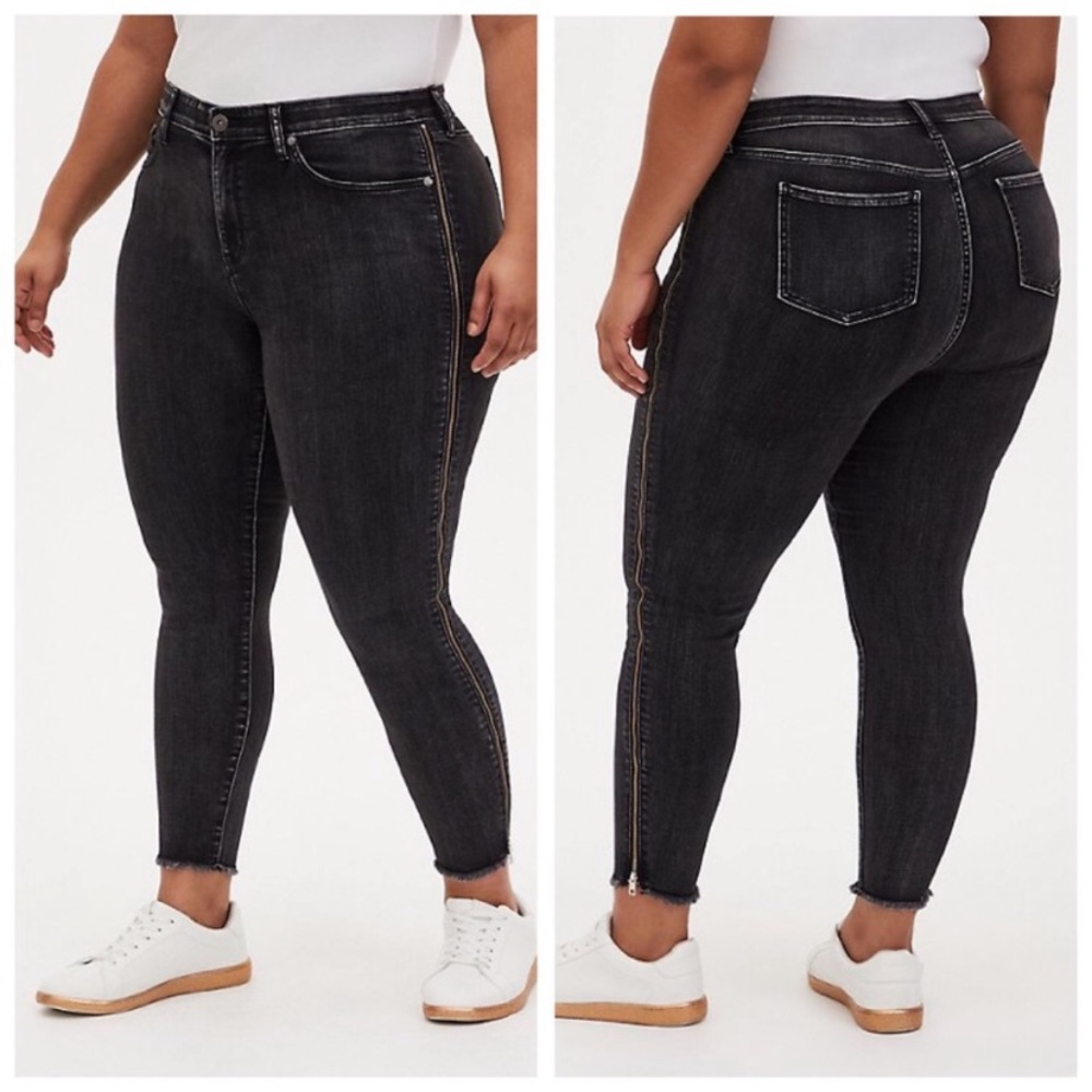 TORRID Sky High Skinny Jeans Super Soft Zipper Leg Raw Hem Black Size 22R